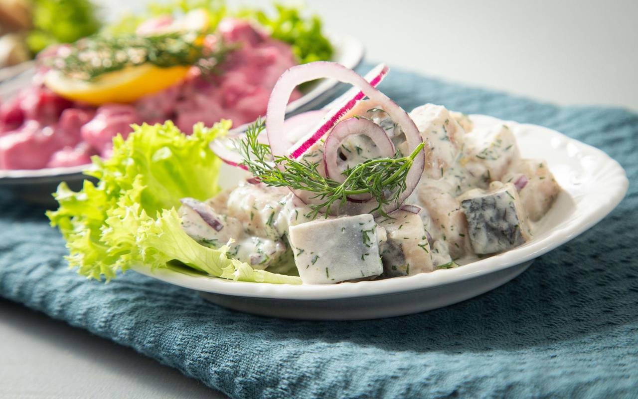Heringsalat mit Sauerrahm, Joghurt, Dill und roter Zwiebel