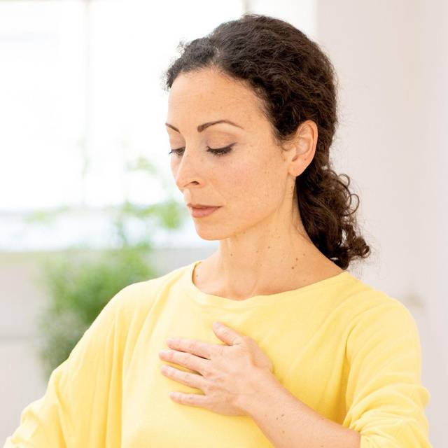 Eine Frau macht Atemübungen