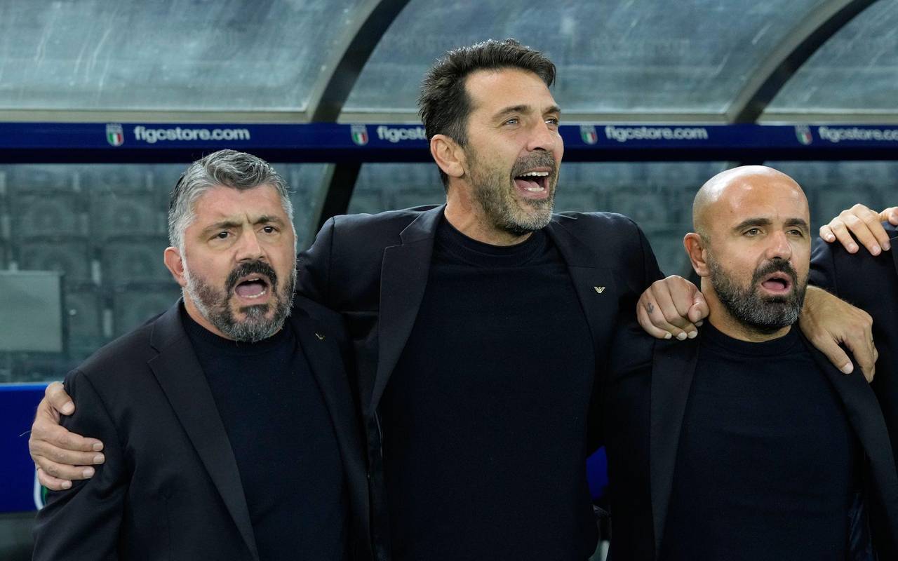 Italiens Trainer Gennaro Gattuso (l) mit Gianluigi Buffon (m)