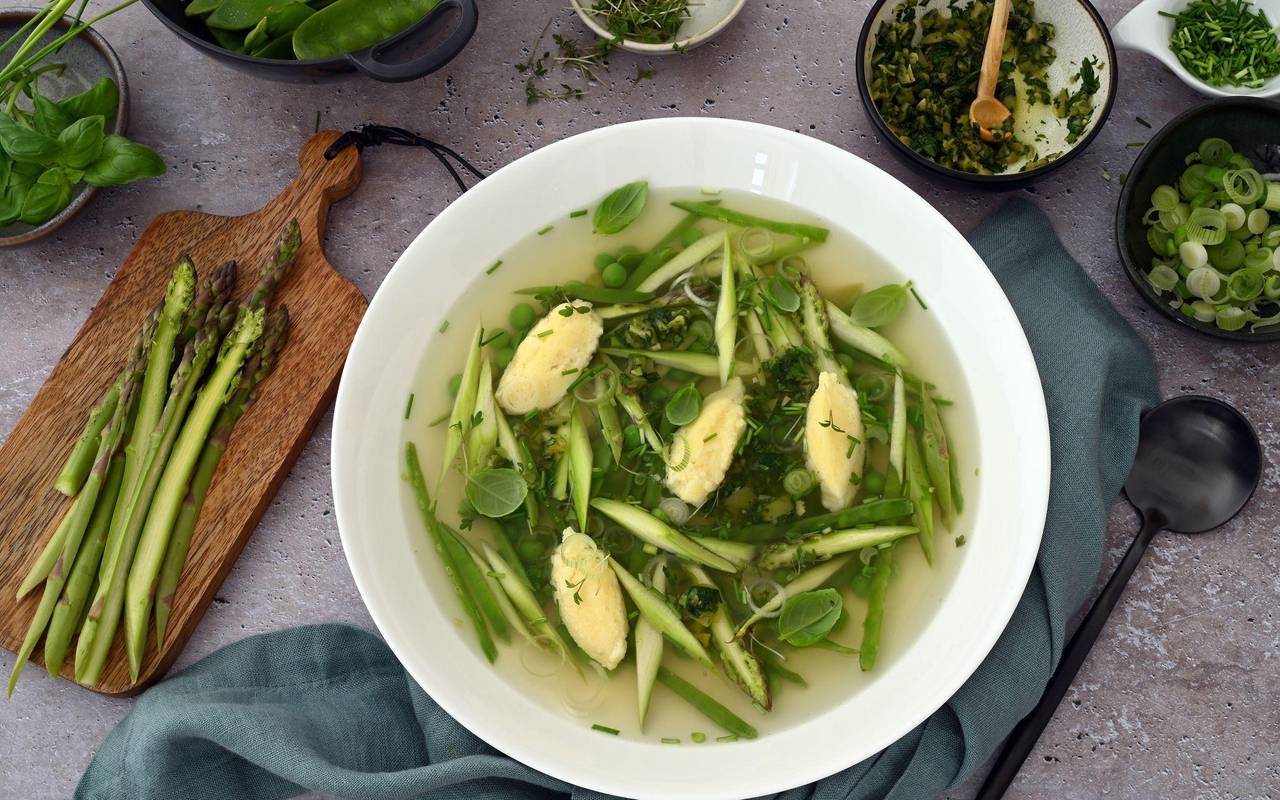 Frühlingssuppe mit Parmesan-Nocken