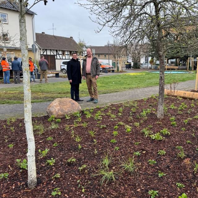 Bürgermeister Max Leitterstorf und Ortsvorsteher Wilfried Schwab bei der Abnahme der Baumaßnahmen am Platz „Op d’r Dränk“.