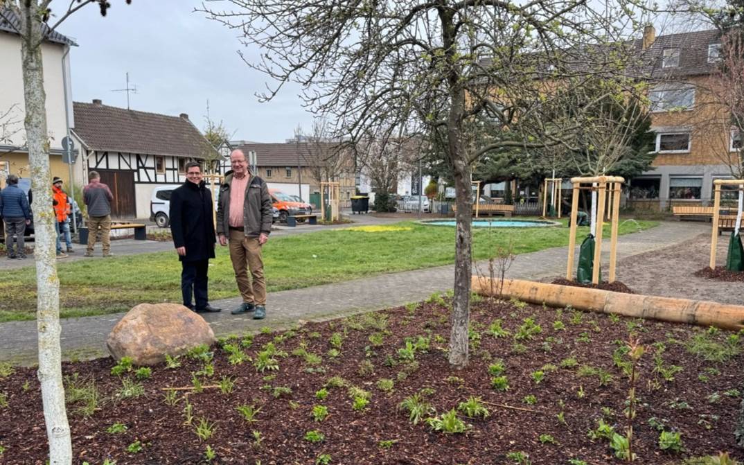 Bürgermeister Max Leitterstorf und Ortsvorsteher Wilfried Schwab bei der Abnahme der Baumaßnahmen am Platz „Op d’r Dränk“.
