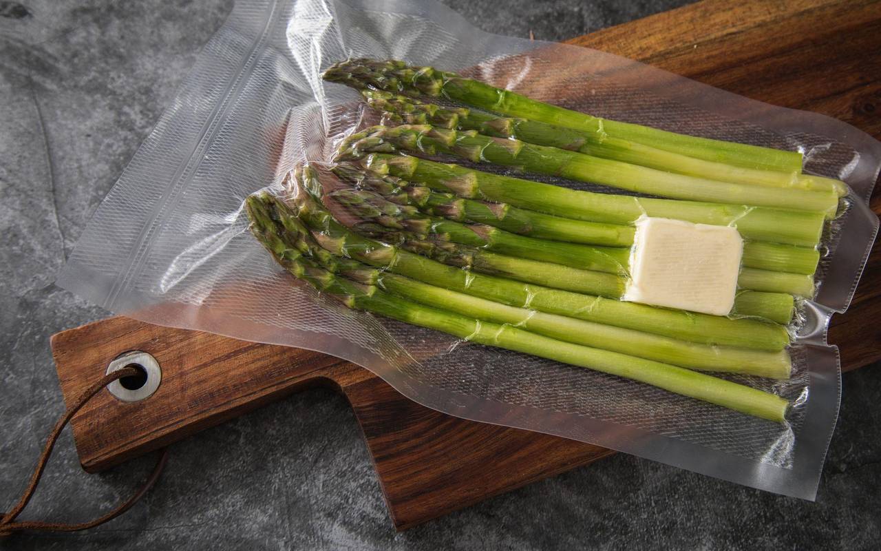 Spargel wird vor dem Einfrieren vakkumiert