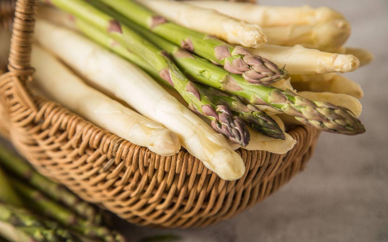 Weißer und grüner Spargel liegen in einem Korb
