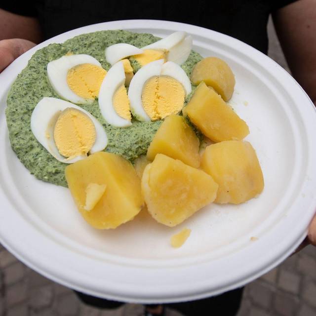 Teller mit einem klassischen "Grüne Soße"-Gericht