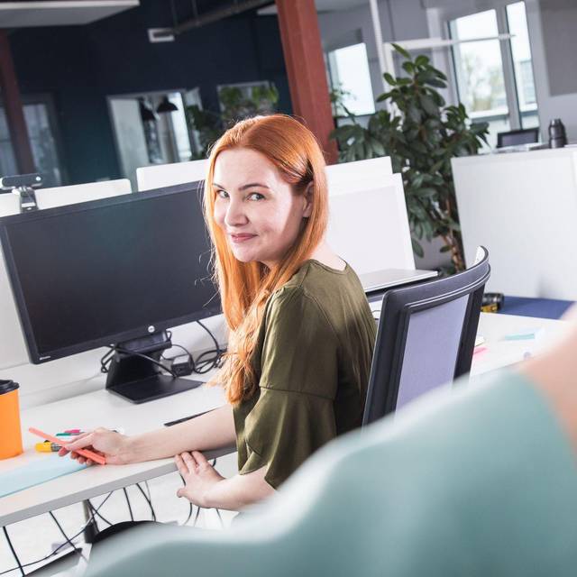 Kollegen reichen sich im Büro die Hände