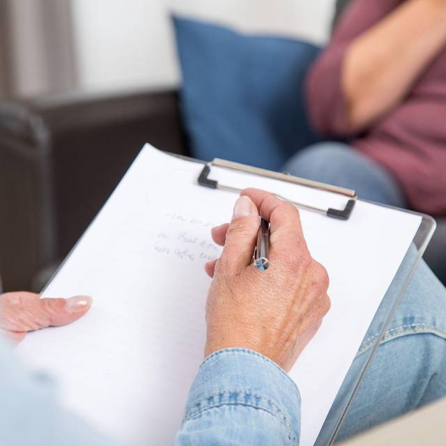 Eine Psychotherapeutin unterhält sich mit einer Patientin