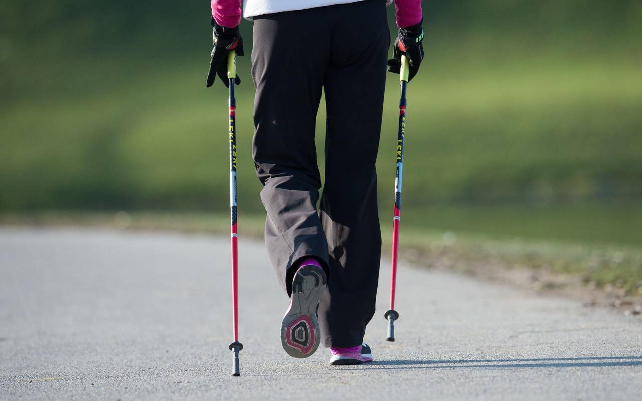 Person beim Nordic Walking