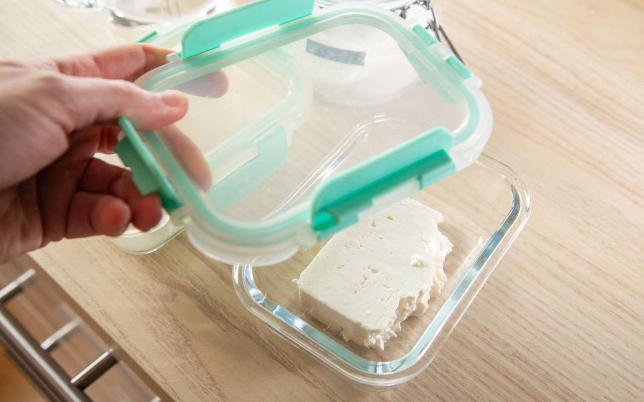 Feta liegt in einer luftdichten Schale