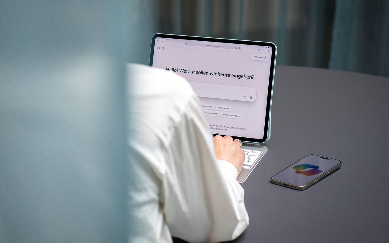 Eine Frau nutzt den KI-Assistenten Microsoft Copilot auf iPad