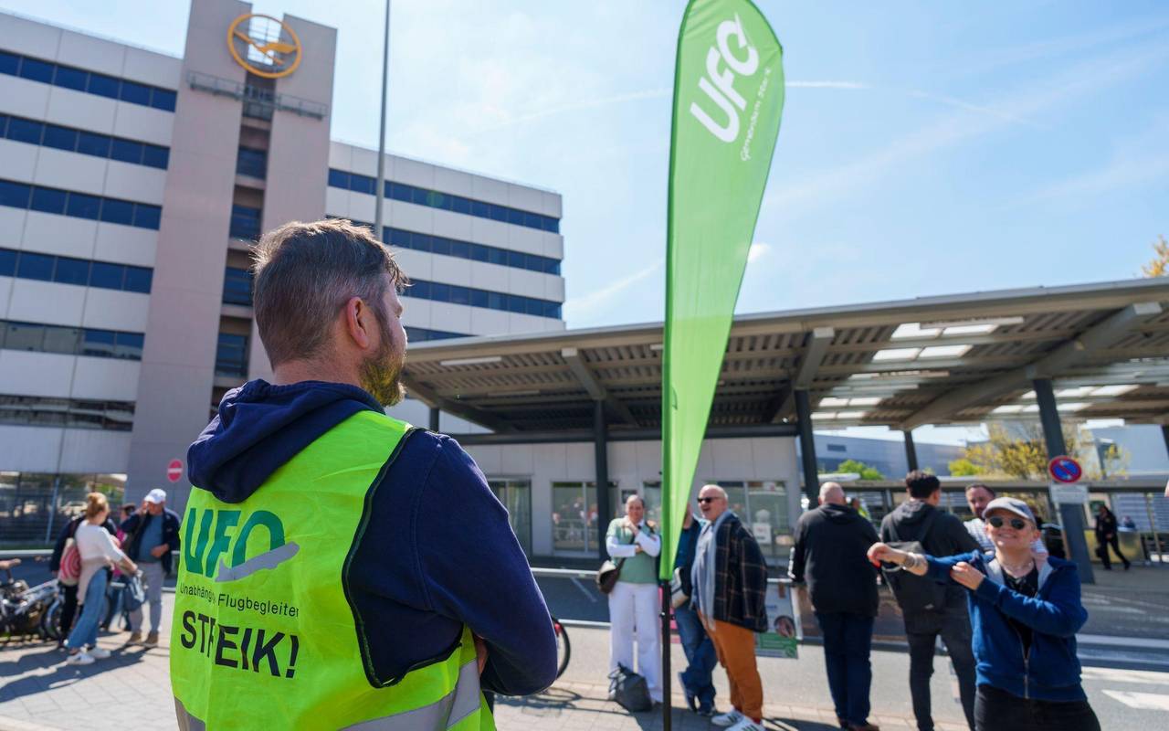 Festakt 100 Jahre Lufthansa und ganztägiger Streik des Kabinenpe