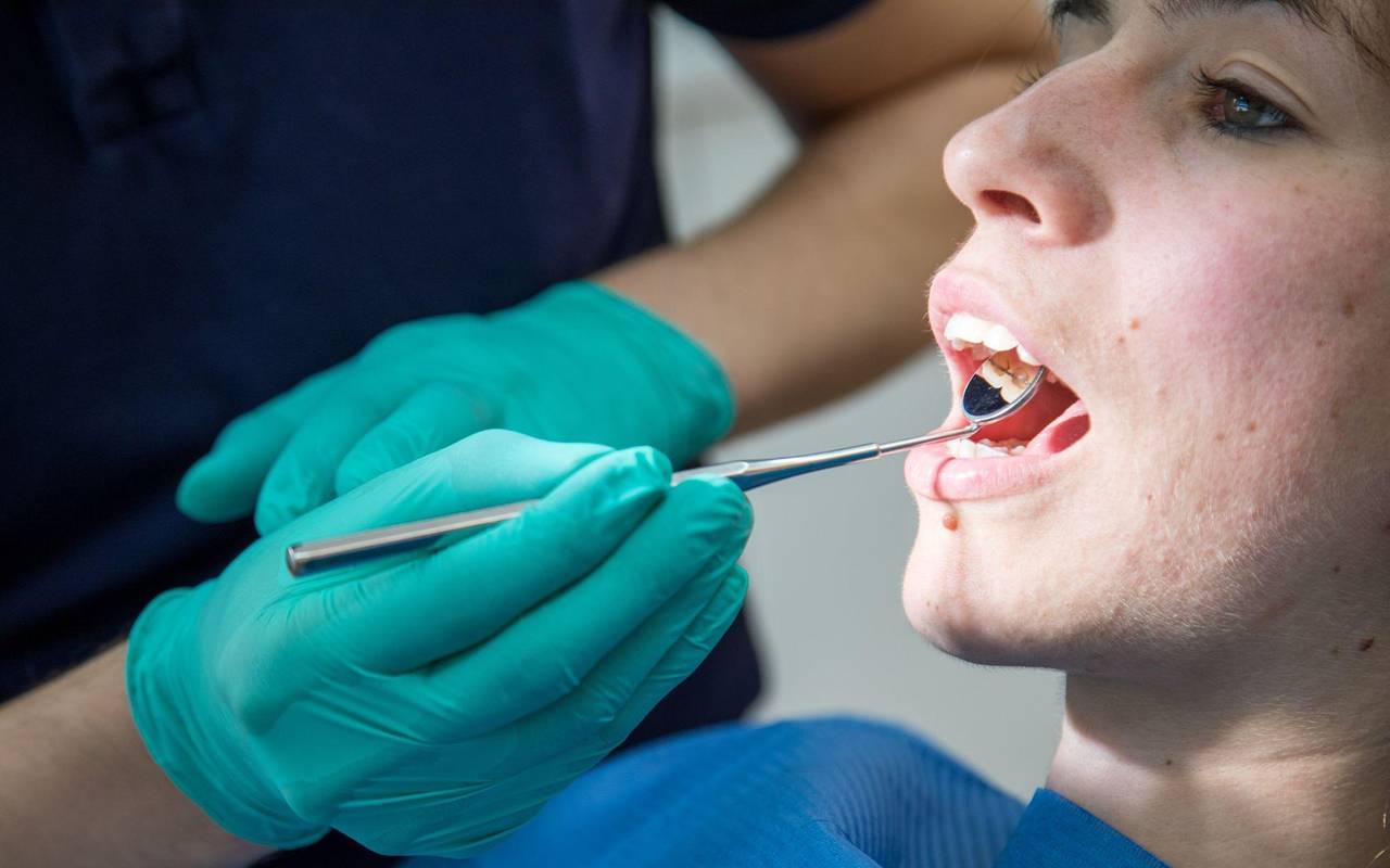 Zahnarzt behandelt eine Patientin