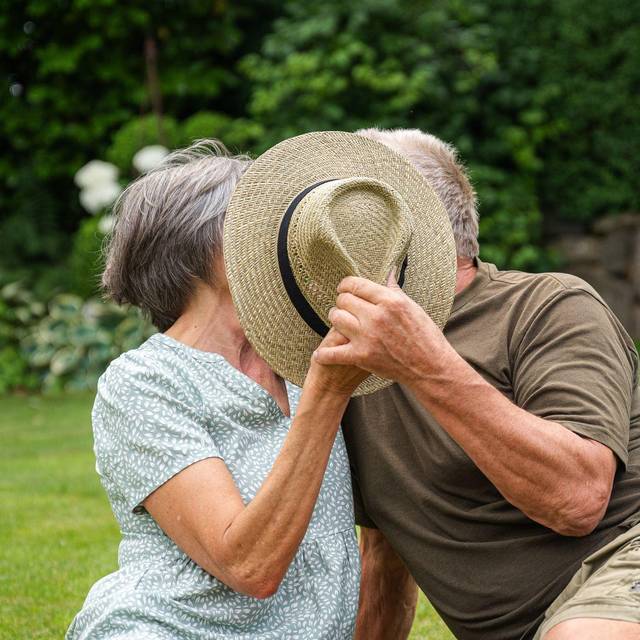 Ein älteres Pärchen küsst sich