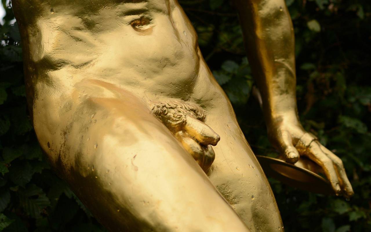 Penis einer goldenen Skulptur