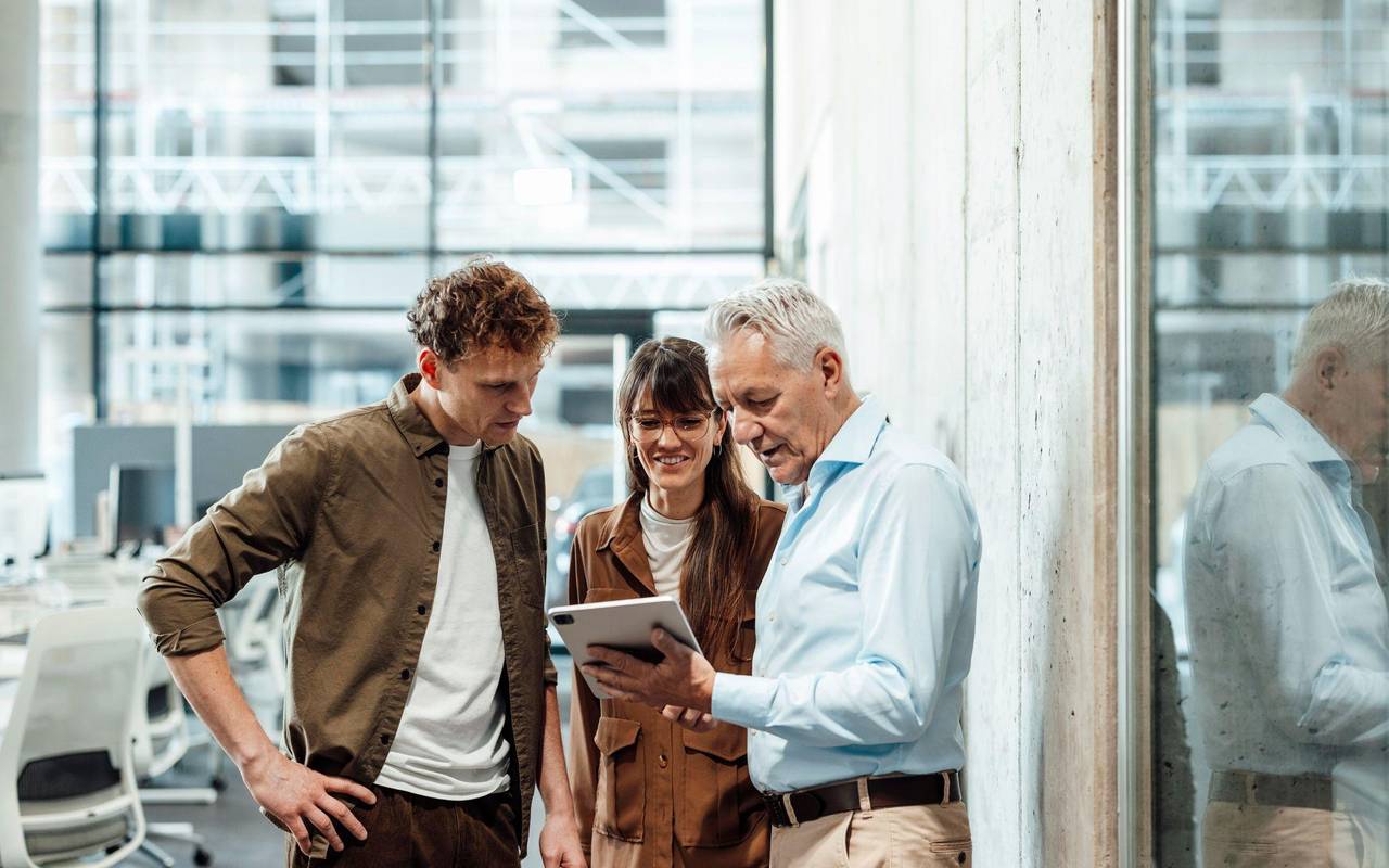 Ein Team unterhält sich gemeinsam in einem Büro