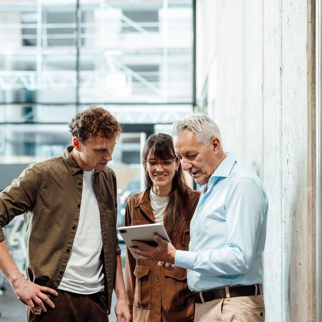 Ein Team unterhält sich gemeinsam in einem Büro