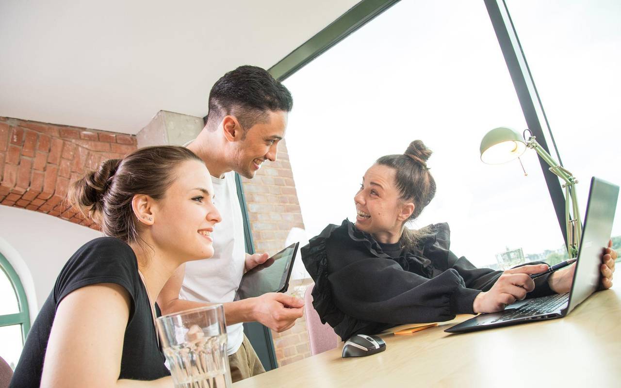 Drei Kollegen arbeiten gemeinsam in einem Büro