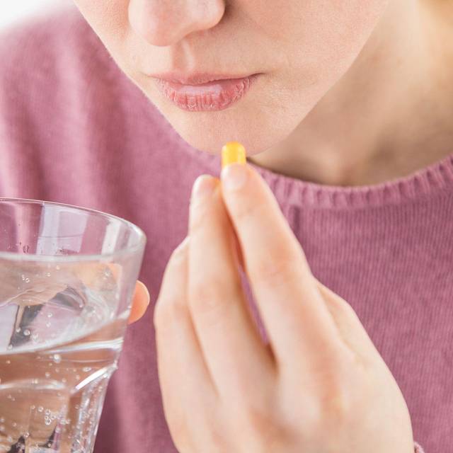 Frau nimmt Nahrungsergänzungsmittel