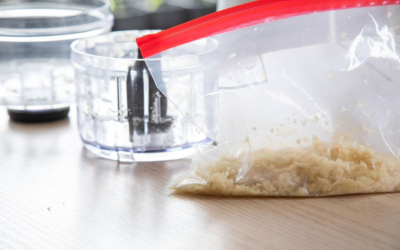 Gehackter Knoblauch liegt in einem Gefrierbeutel