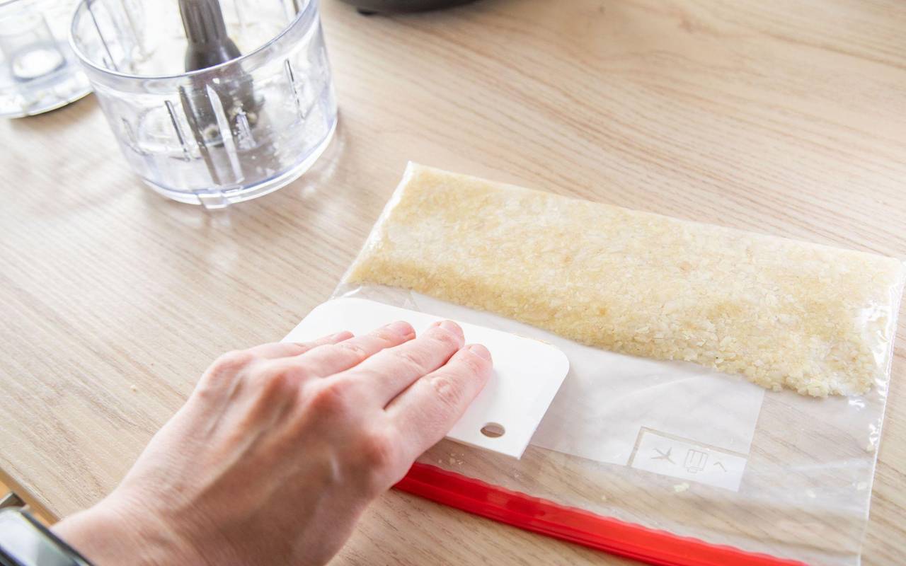 Knoblauch wird in einem Gefrierbeutel gleichmäßig verteilt