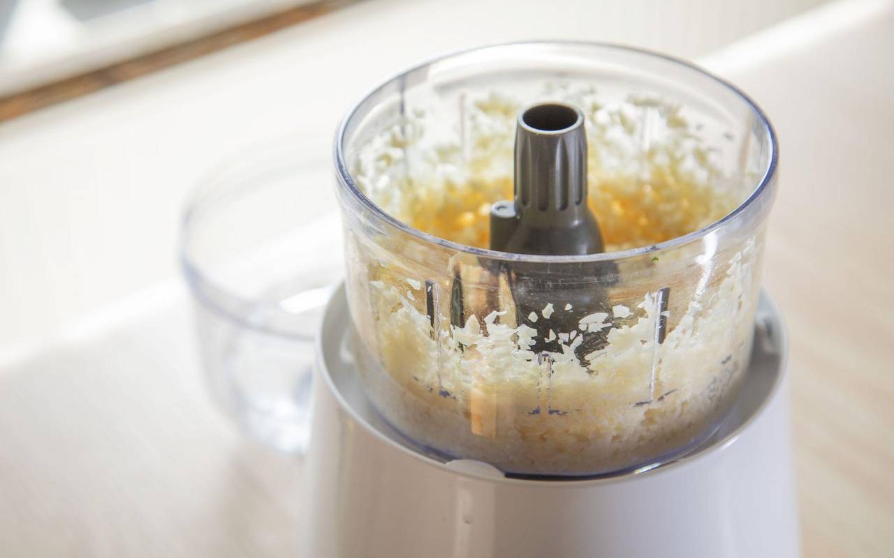 Knoblauch wird in einem Mixer zerkleinert