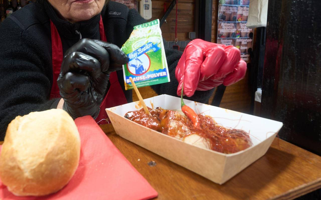 Currywurst im Ahoi-Brause-Stil