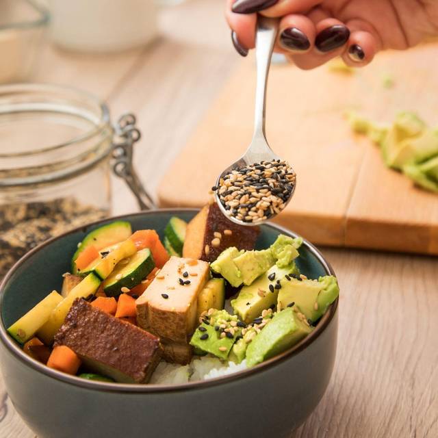 Bowl mit mit Tofu, gegrilltem Gemüse und Avocado