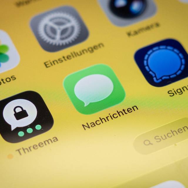 Messenger-Apps Threema, Nachrichten und Signal auf einem Handy