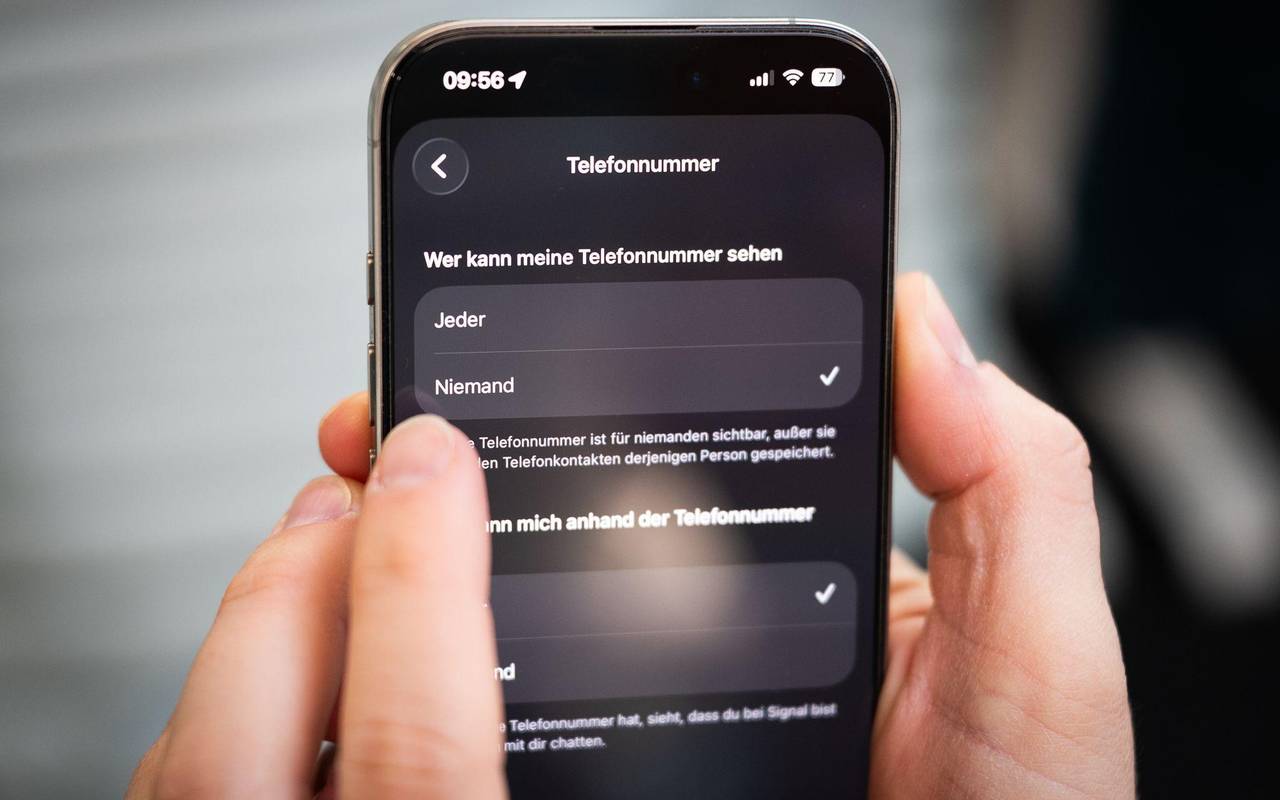 Ein Mann in den Einstellungen der App Signal