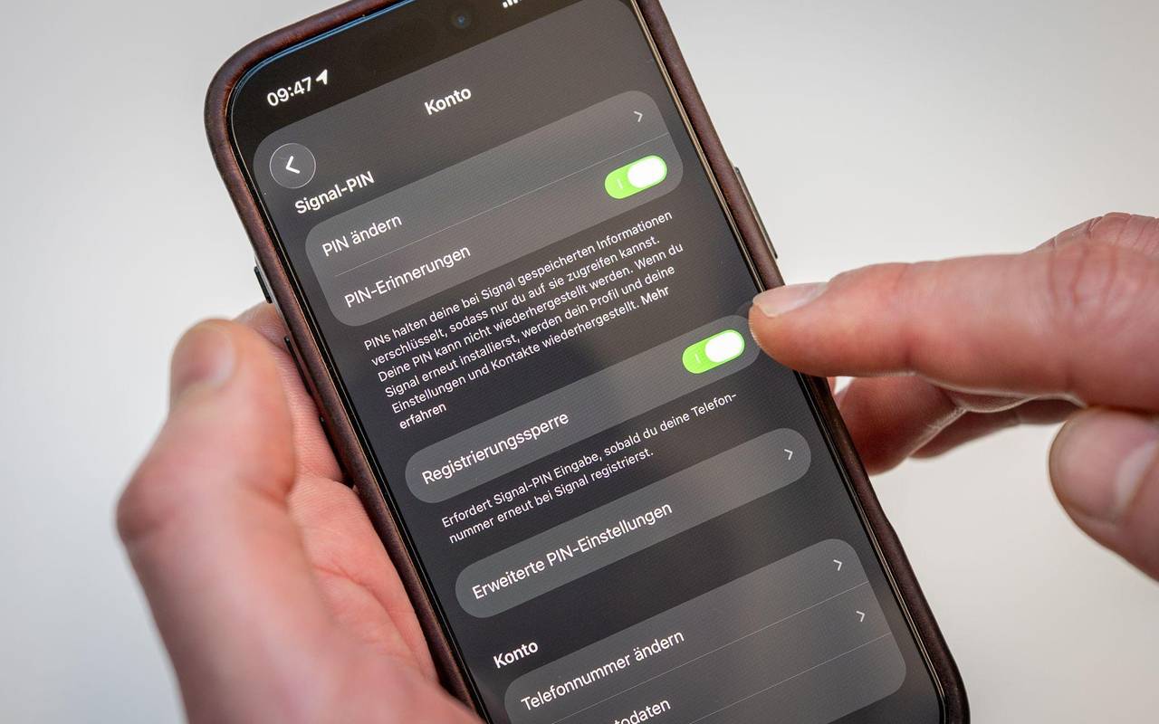 Ein Mann aktiviert die Registrierungssperre der App Signal