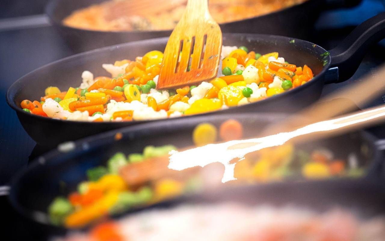 Buttergemüse wird in einer Pfanne zubereitet