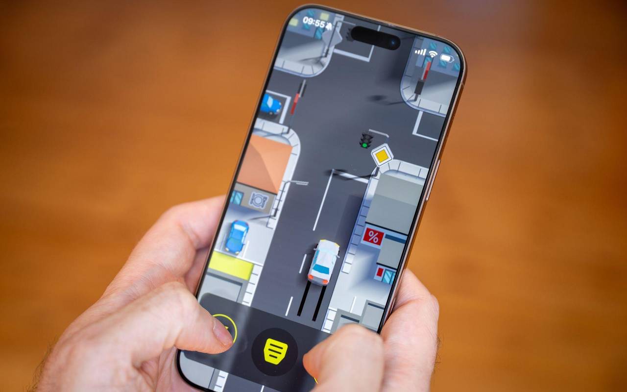 Ein Mann spielt die Web-App «Die letzte Runde» auf einem Handy