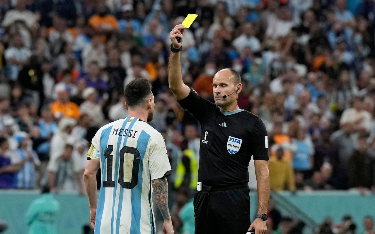 Antonio Mateu Lahoz und Lionel Messi