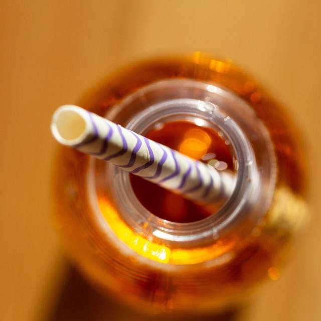 Strohhlam steckt in einem Softdrink