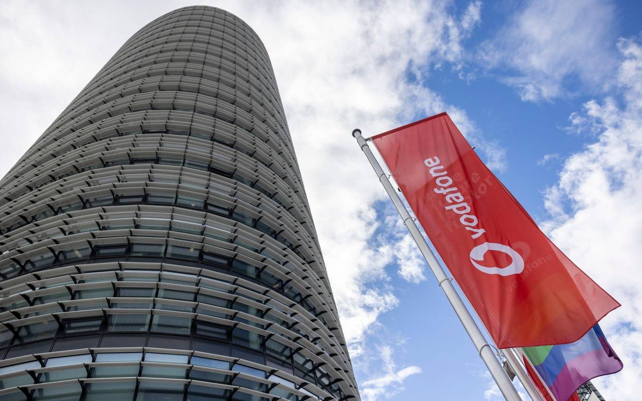 Vodafone-Flaggen vor der Deutschlandzentrale