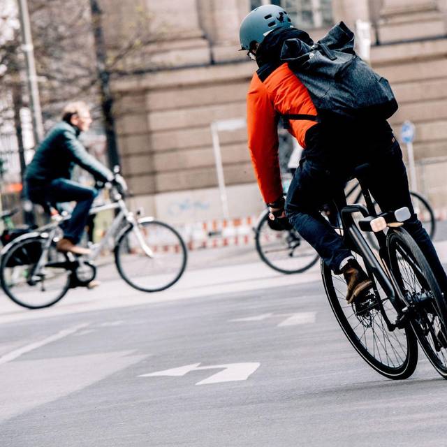 Ein Mann fährt mit einem Pedelec in der Stadt