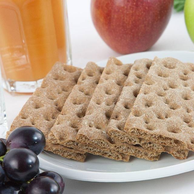 Knäckebrot liegt auf einem Teller