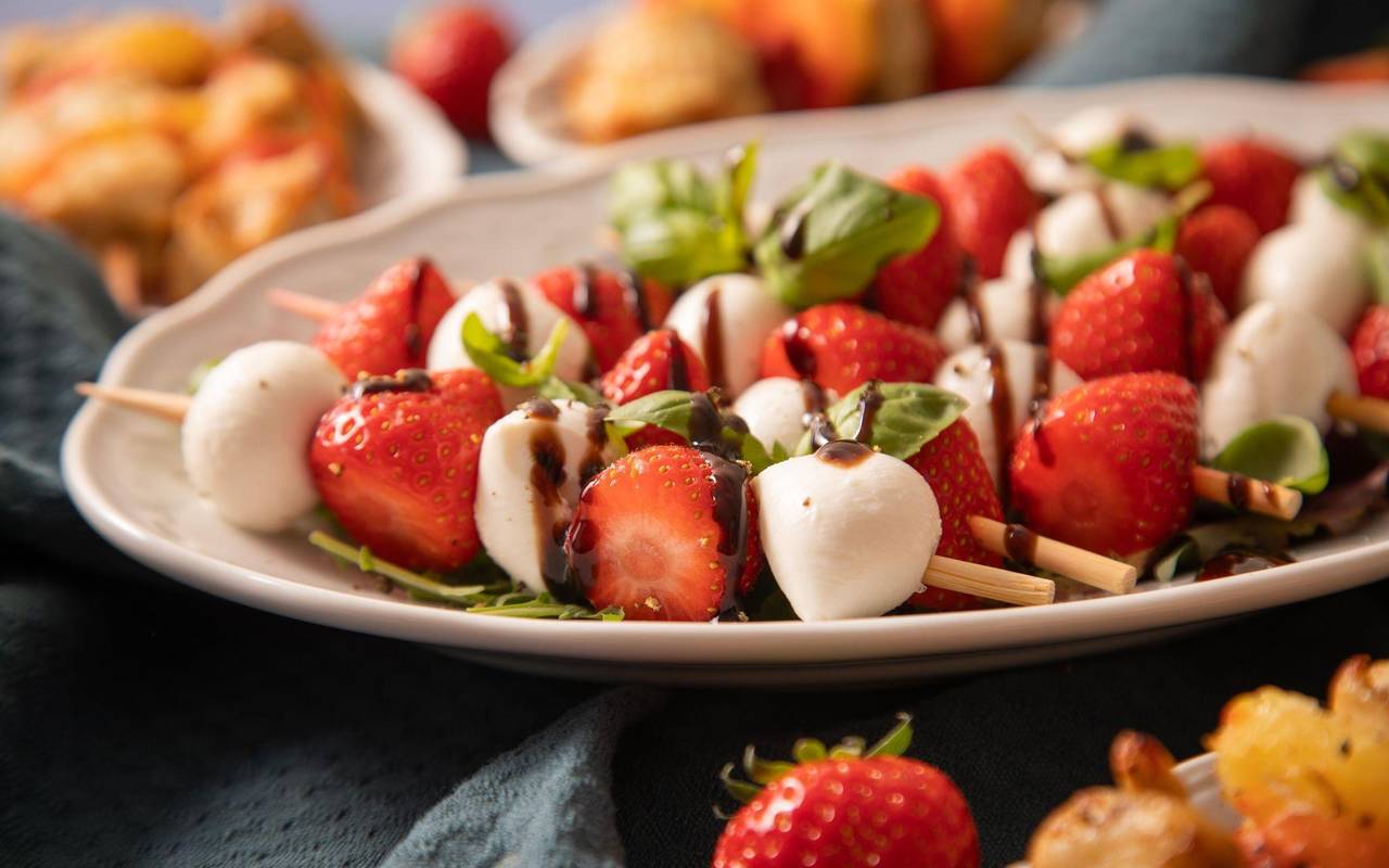 Erdbeer-Mozzarella-Spieße mit Basilikum