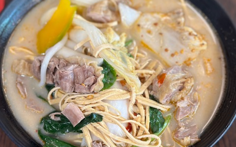 Ein Bild mit warmer Ramensuppe