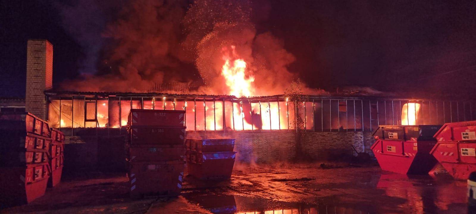 Einsatz in Bornheim-Hersel: Feuer in einer Lagerhalle
