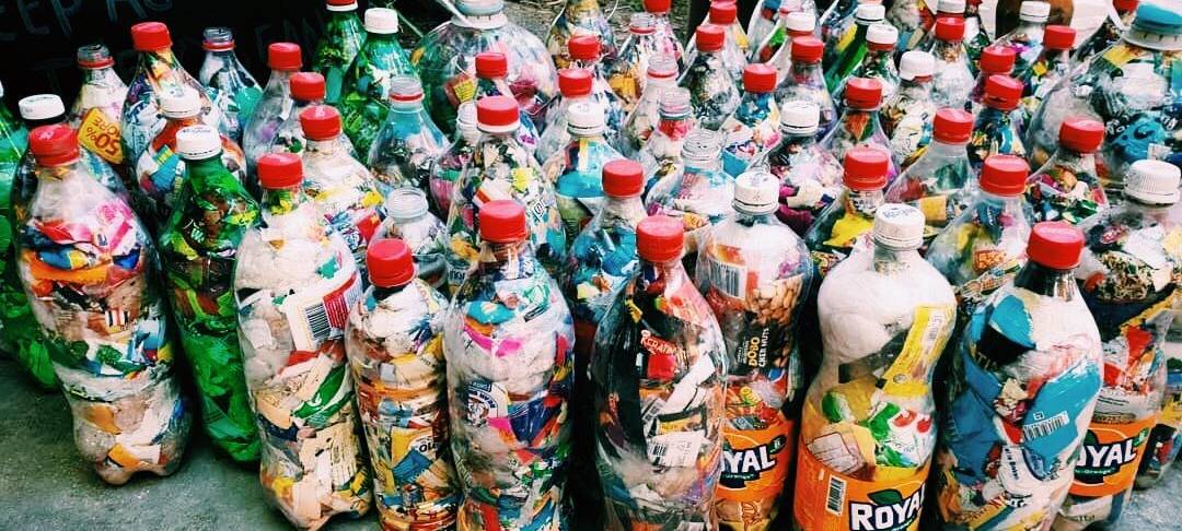 Nachhaltige Häuser aus Plastikmüll: Zwei junge Frauen aus dem RBRS-Land kämpfen gegen die Plastikflut