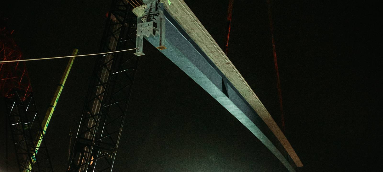 Erste Stahlträger für die neue Viktoriabrücke