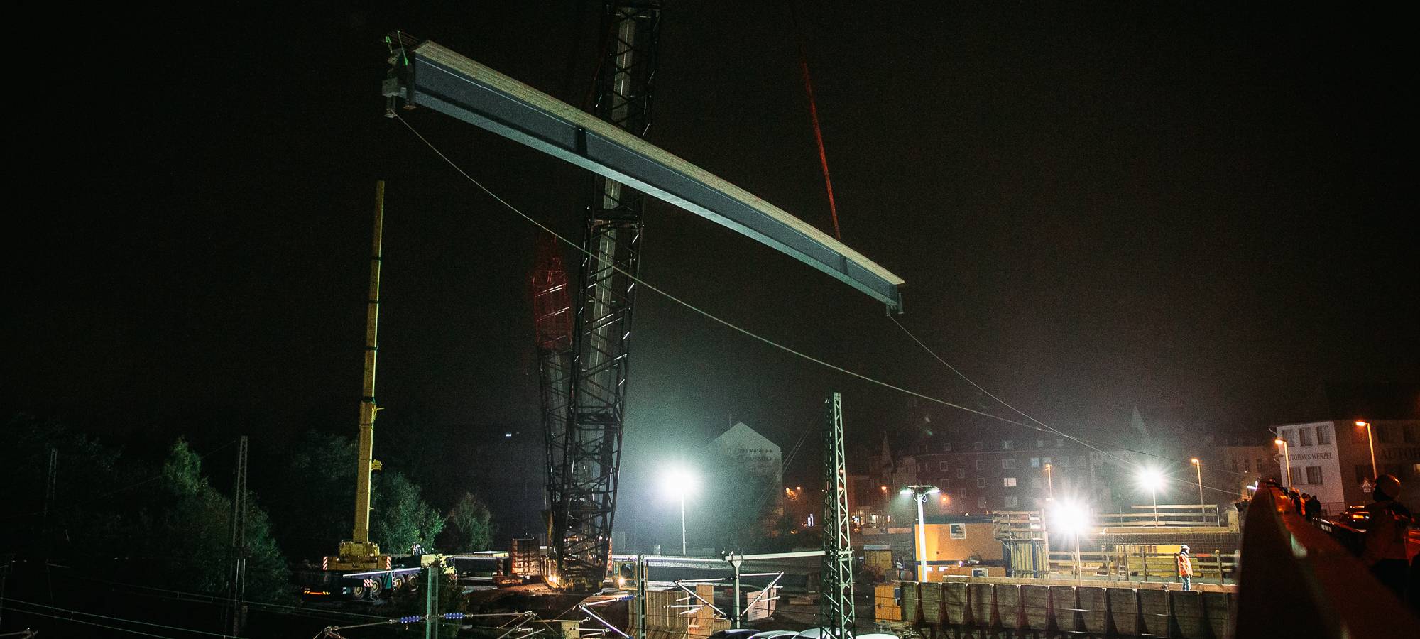 Erste Stahlträger für die neue Viktoriabrücke