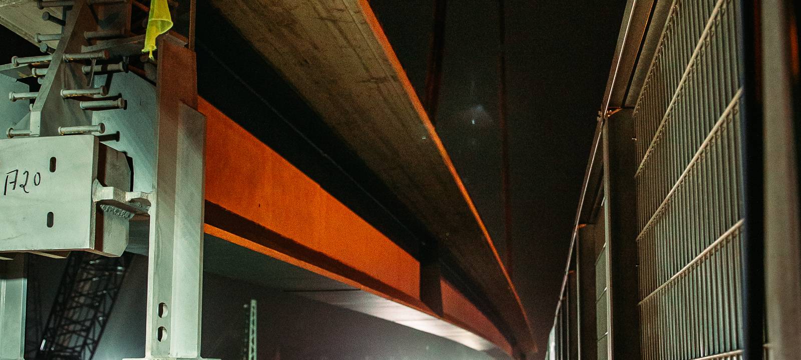 Erste Stahlträger für die neue Viktoriabrücke