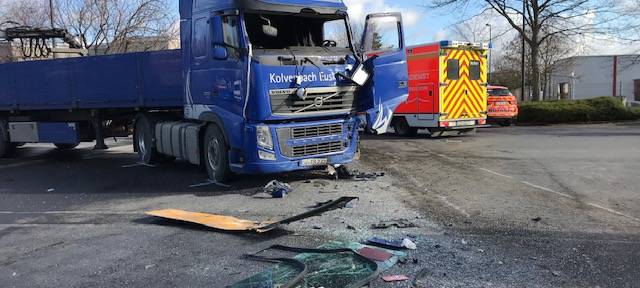 Unfall mit Schulbus in Troisdorf-Spich