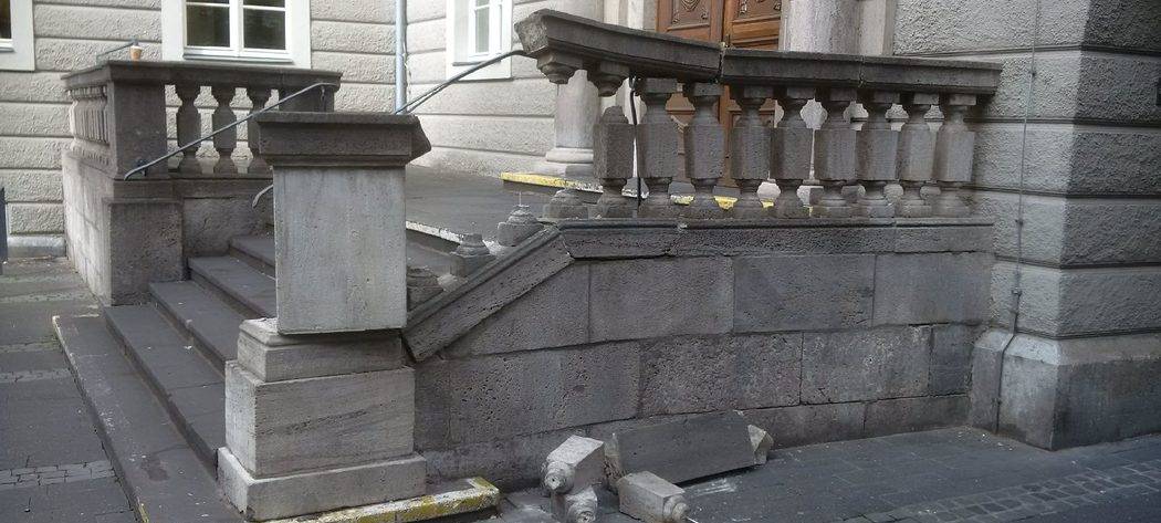 Treppe am Haus der Bildung beschädigt