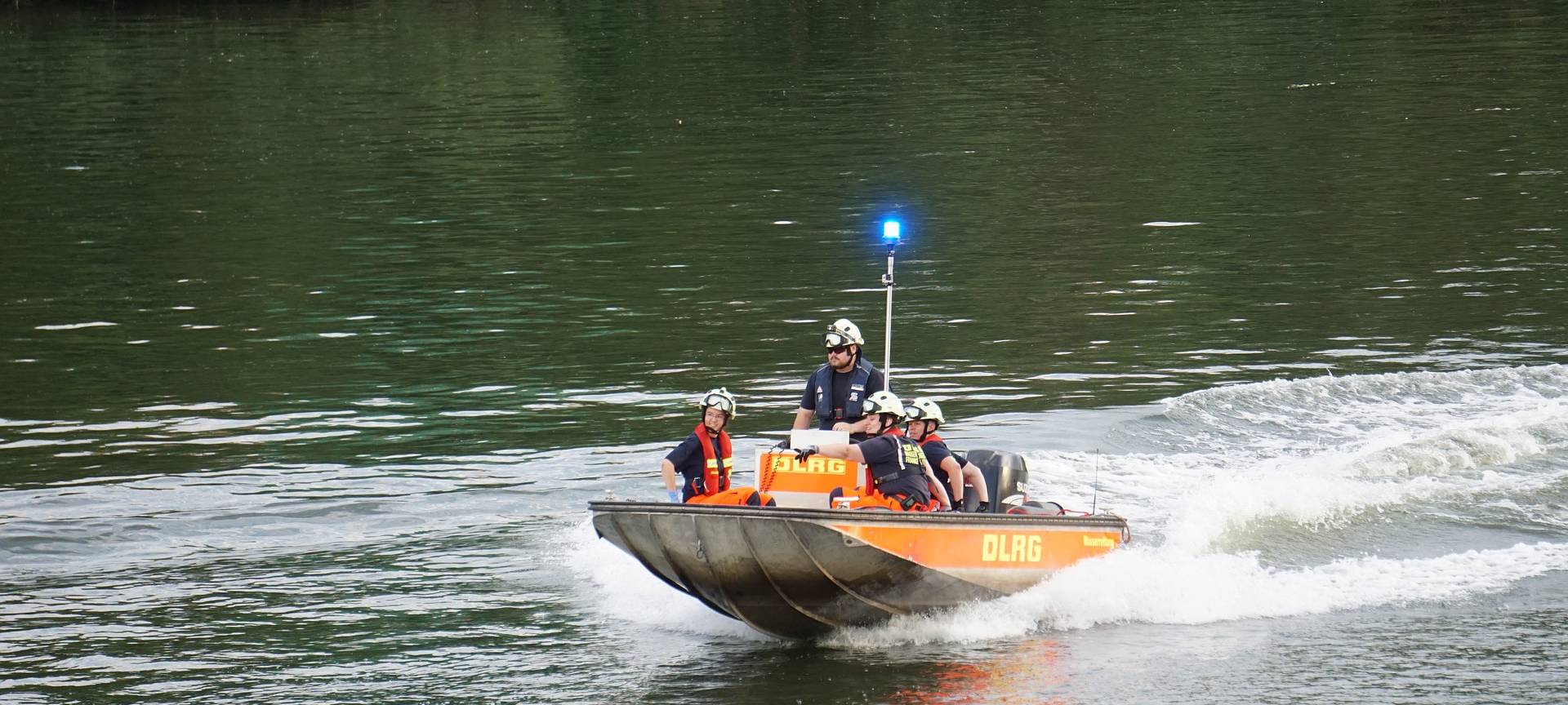 Bonn: Yacht auf dem Rhein abgetrieben