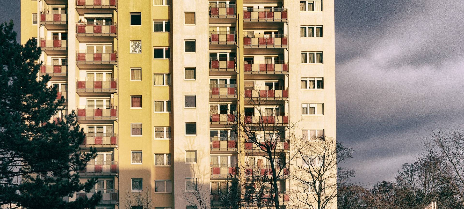 Ein mehrstöckiges Mietshaus im Sonnenschein