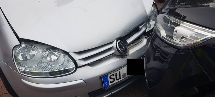 Im stehenden Auto bei Unfall verletzt