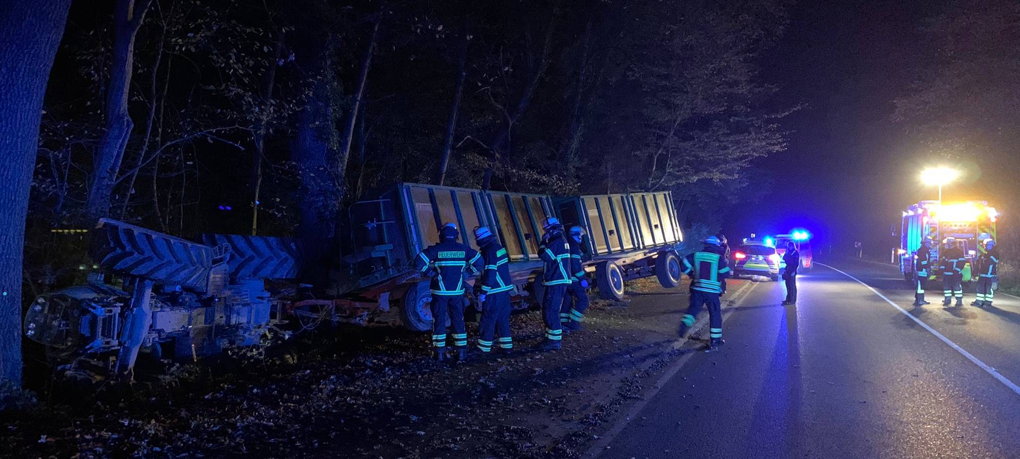 Treckergespann auf B56 umgekippt